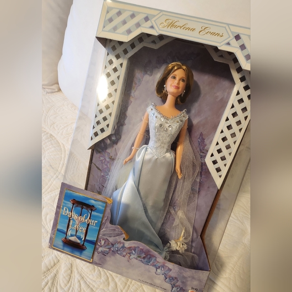 Days of our Lives Barbie -Marlena Evans - Picture 6 of 6